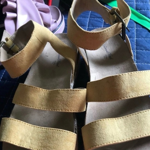 Universal Thread Tan Suede Sandals - Picture 2 of 3